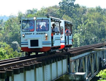 Lori wisata Kaliraga milik PT. Kereta Api Indonesia (KAI)