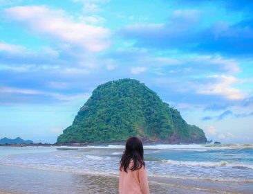 Pantai Pulau Merah